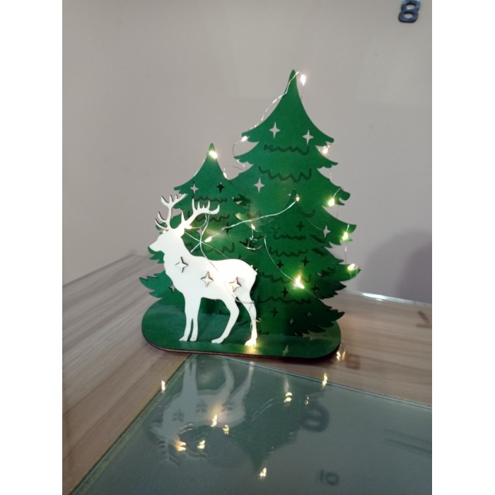 Lesena dekoracija smreke z jelenom - zelene z led lučkami